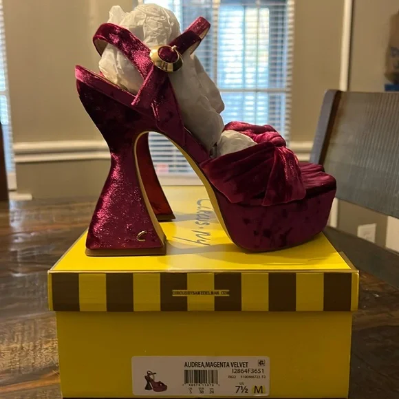 Women Circus By Sam Edelman Audrea, Magenta Velvet Platform Heel size 7 1/2 - Picture 1 of 7